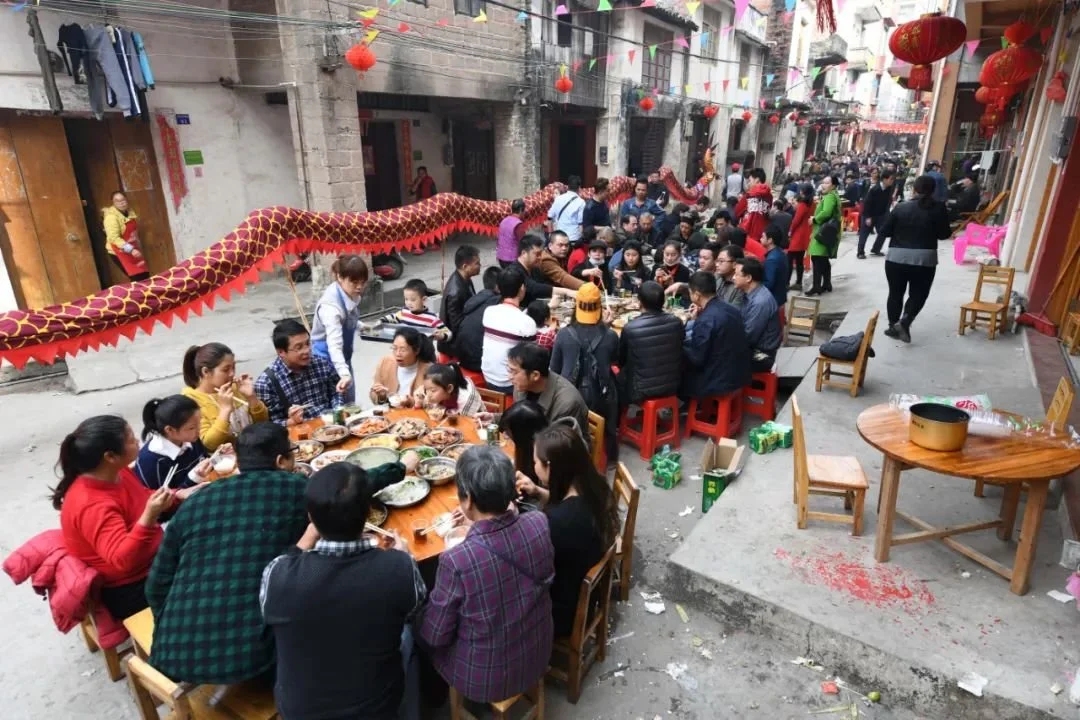 是穷还是挖?0元10年的电费,日本家庭主妇骑自行车发电,冬天穿6件衣服在家取暖