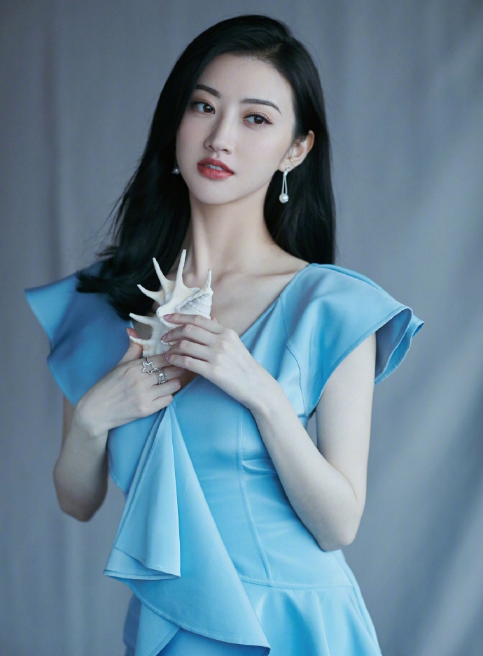 7月24日,50岁的香港女演员蔡少芬突然引起了热议