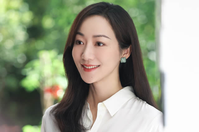 Selena晒照庆祝31岁生日:和朋友一起庆祝好热闹,身材变瘦了,变化很大!