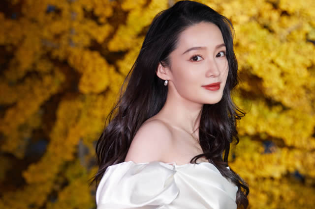 66岁的张铁林突发疾病,腿上缠着纱布,坐在轮椅上显得憔悴不堪!