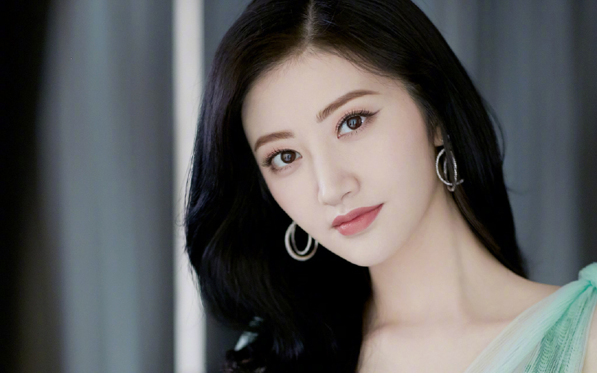 金美儿在乌兰不同国际音乐节上演唱,充满了热歌,展现了现场的魅力