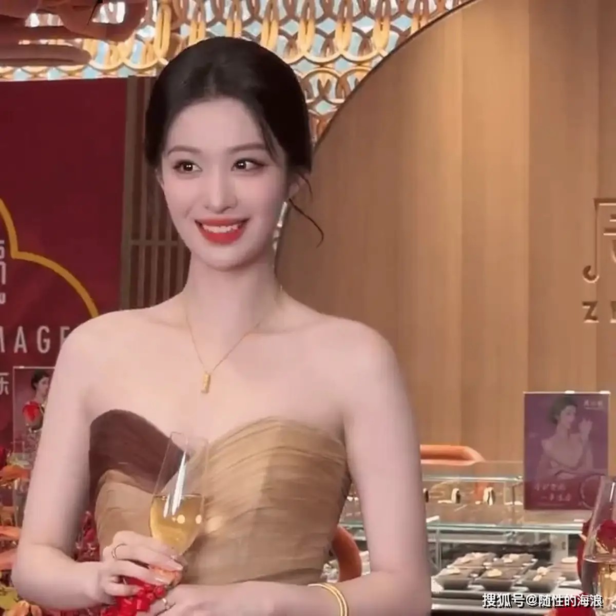 惠英红口误、章子怡后台话家常,华表奖的细节拉开另一个电影圈