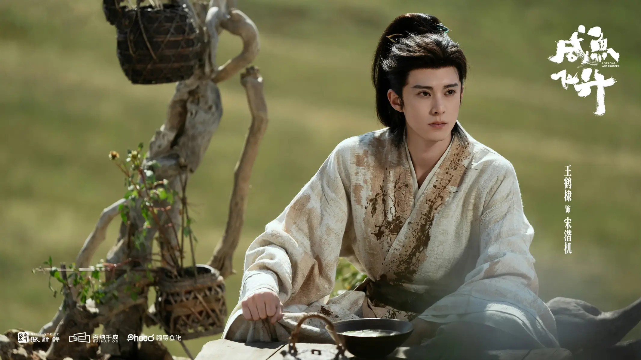新疆女星哈妮克孜变身秀场白天鹅!既异域风情又性感撩人