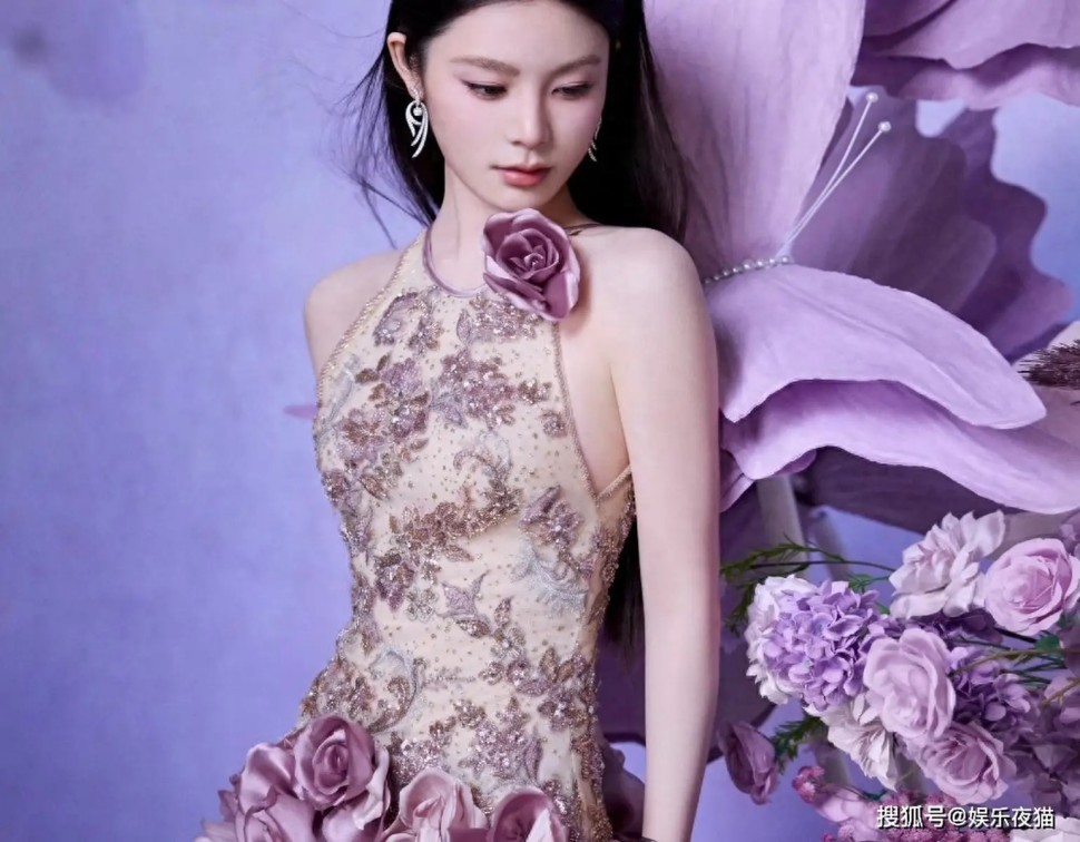 59岁巩俐近况惹人心酸，一头白发尽显老态，给