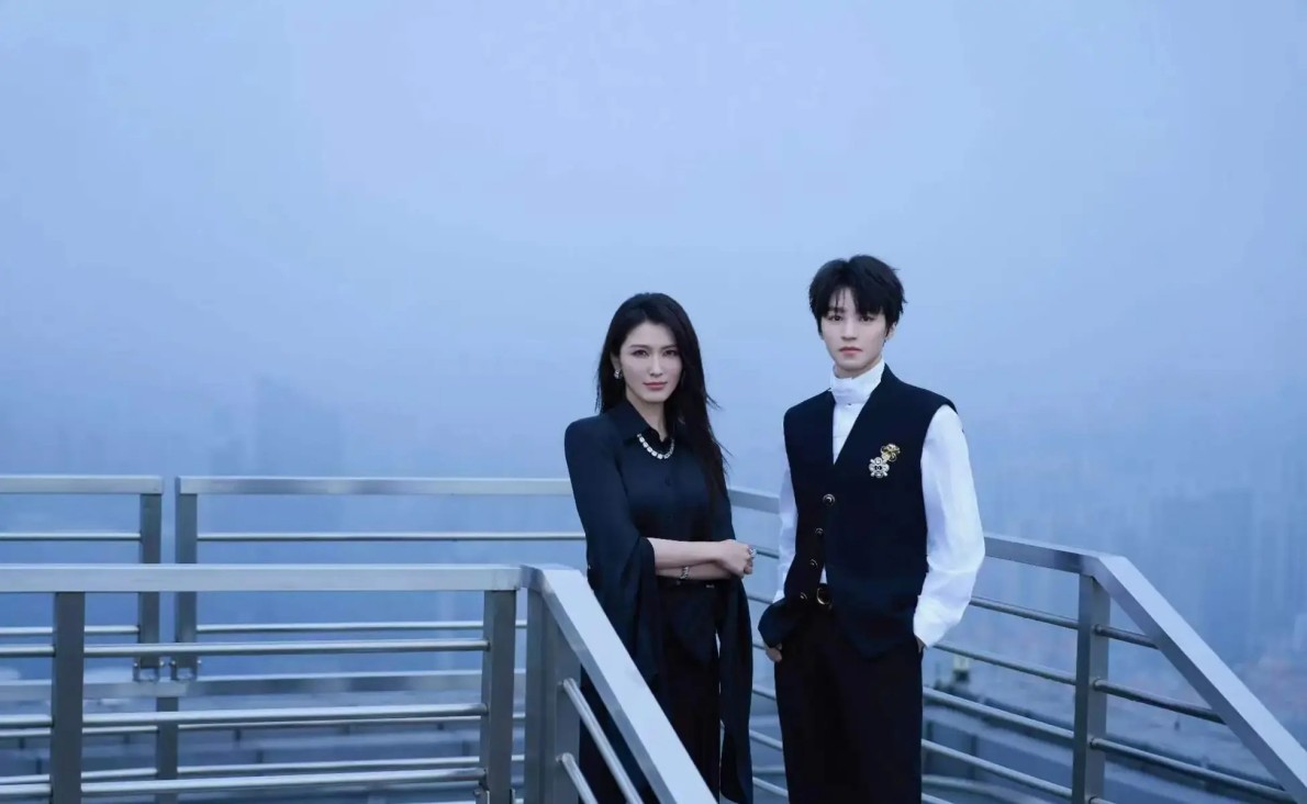 美国载人登月“新闹剧”：体制沉疴下的政治秀与技术豪赌